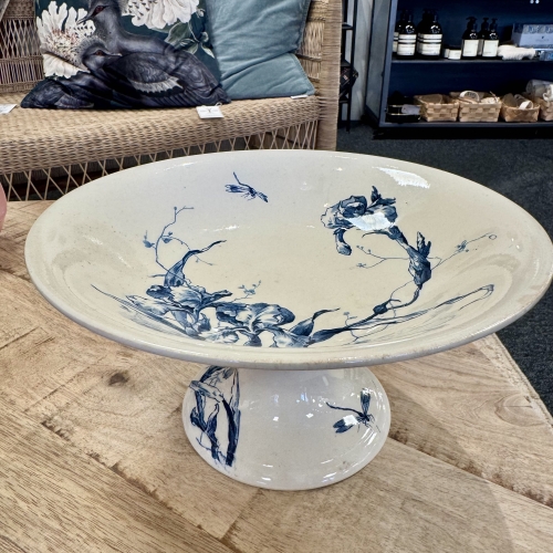 Fransk vintage kagefad med håndmalede detaljer i blå og hvid, hos A la Rose i Faaborg.