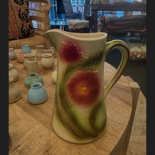 Fransk vintage kande med blomstermotiv og klassisk fransk design i butik i Faaborg