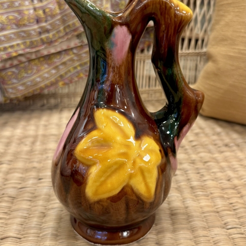 Fransk vintage keramik kande med glansfuld glasur og håndmalede detaljer.