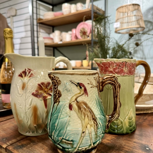 Franske vintage kander hos A la Rose i Faaborg – Håndmalet keramik med naturmotiver.