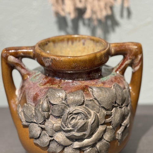 Antik fransk keramik vase med detaljeret rosedekor og smuk patina.