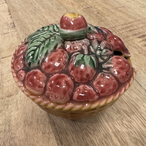 Fransk vintage marmeladekrukke – Farverig keramik med frugtmotiv, fundet hos A la Rose i Faaborg.