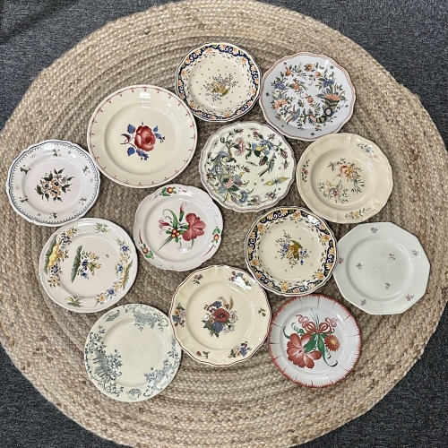 Franske vintage tallerkner – Mix af håndmalede tallerkner i klassisk fransk keramik, hos A la Rose i Faaborg.