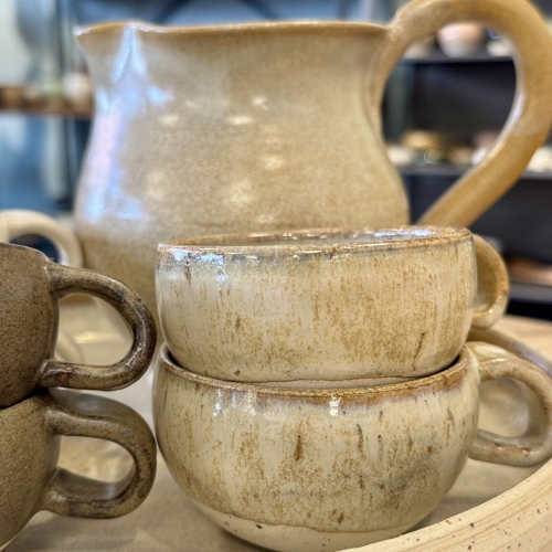 Keramik kopper og kande – flot brugskunst sælges i Faaborg