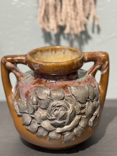 Antik fransk keramik vase med detaljeret rosedekor og smuk patina.