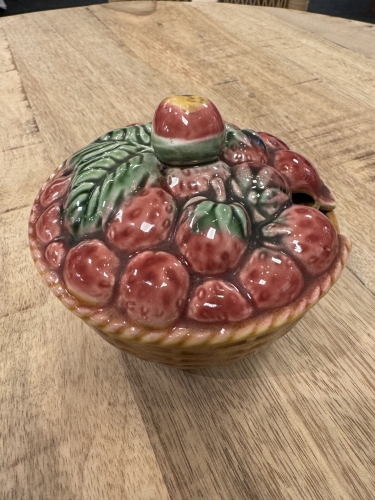 Fransk vintage marmeladekrukke – Farverig keramik med frugtmotiv, fundet hos A la Rose i Faaborg.
