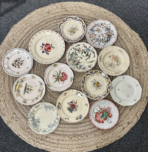 Franske vintage tallerkner – Mix af håndmalede tallerkner i klassisk fransk keramik, hos A la Rose i Faaborg.