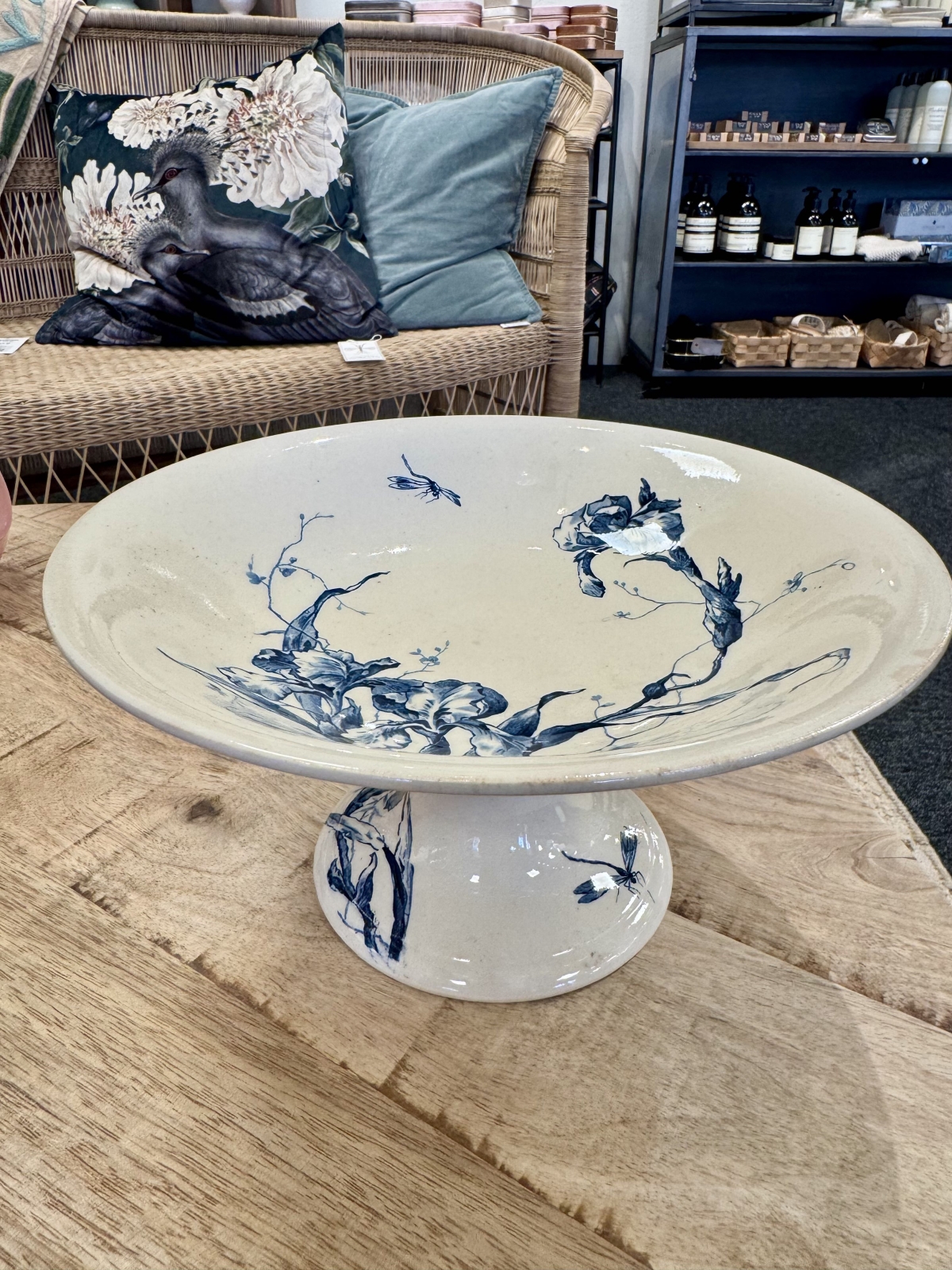Fransk vintage kagefad med håndmalede detaljer i blå og hvid, hos A la Rose i Faaborg.