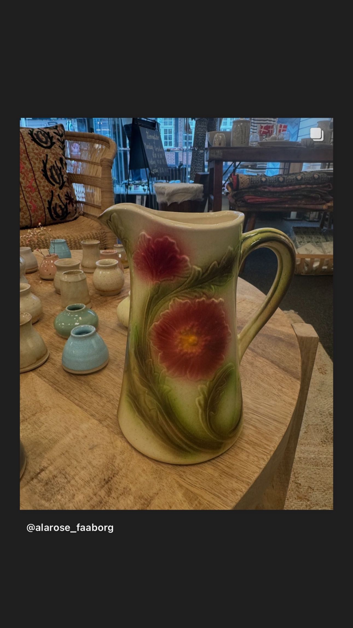 Fransk vintage kande med blomstermotiv og klassisk fransk design i butik i Faaborg