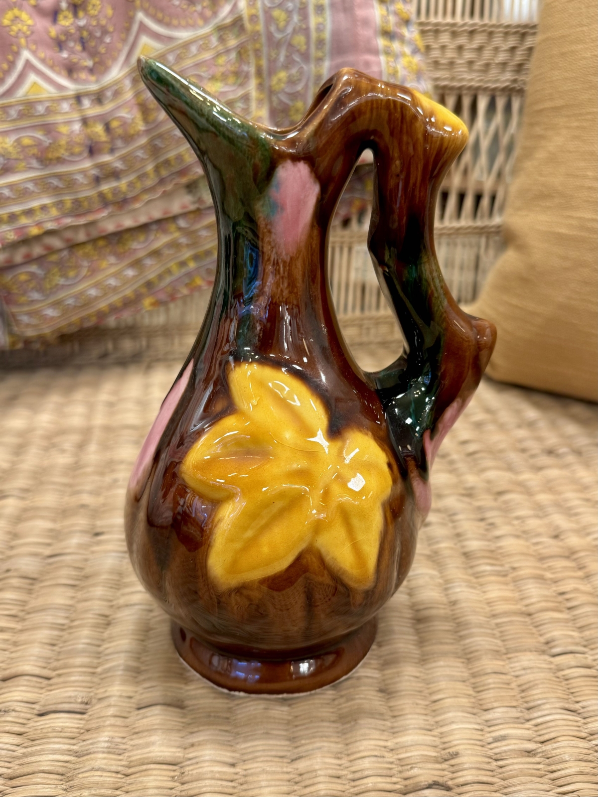 Fransk vintage keramik kande med glansfuld glasur og håndmalede detaljer. 
