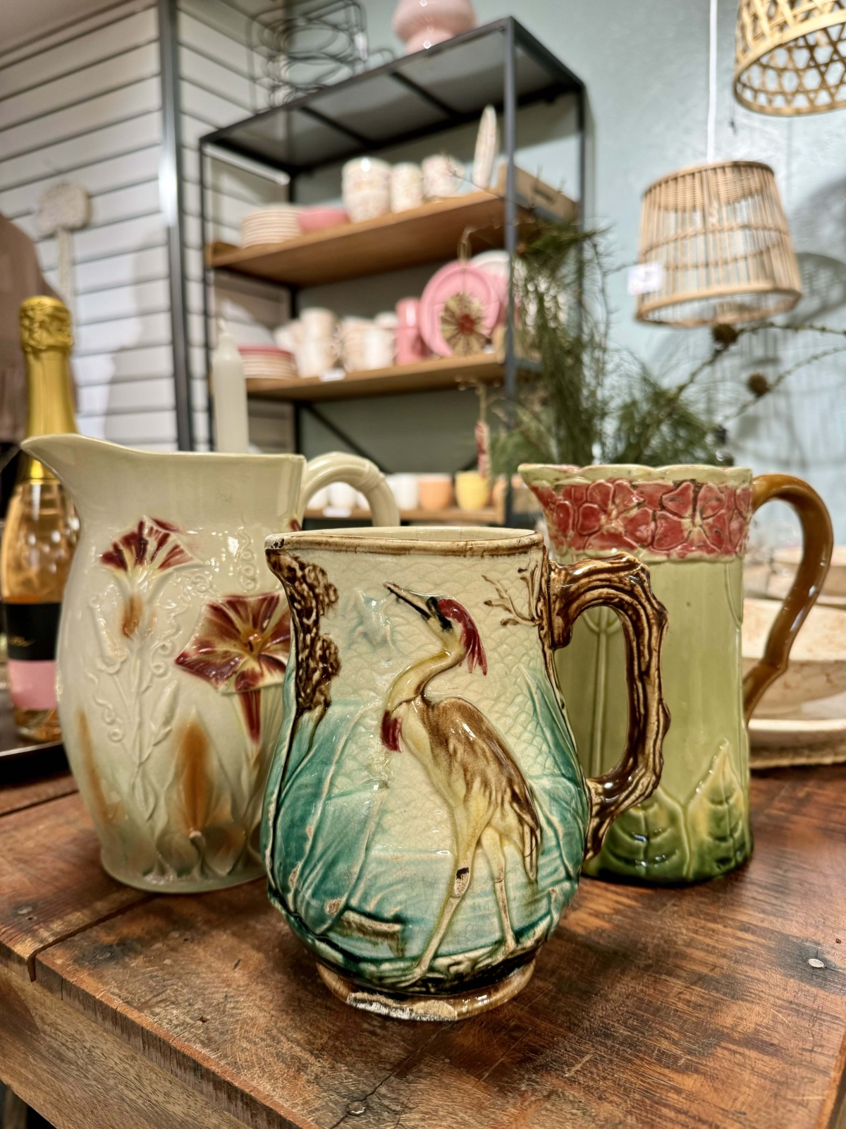 Franske vintage kander hos A la Rose i Faaborg – Håndmalet keramik med naturmotiver.