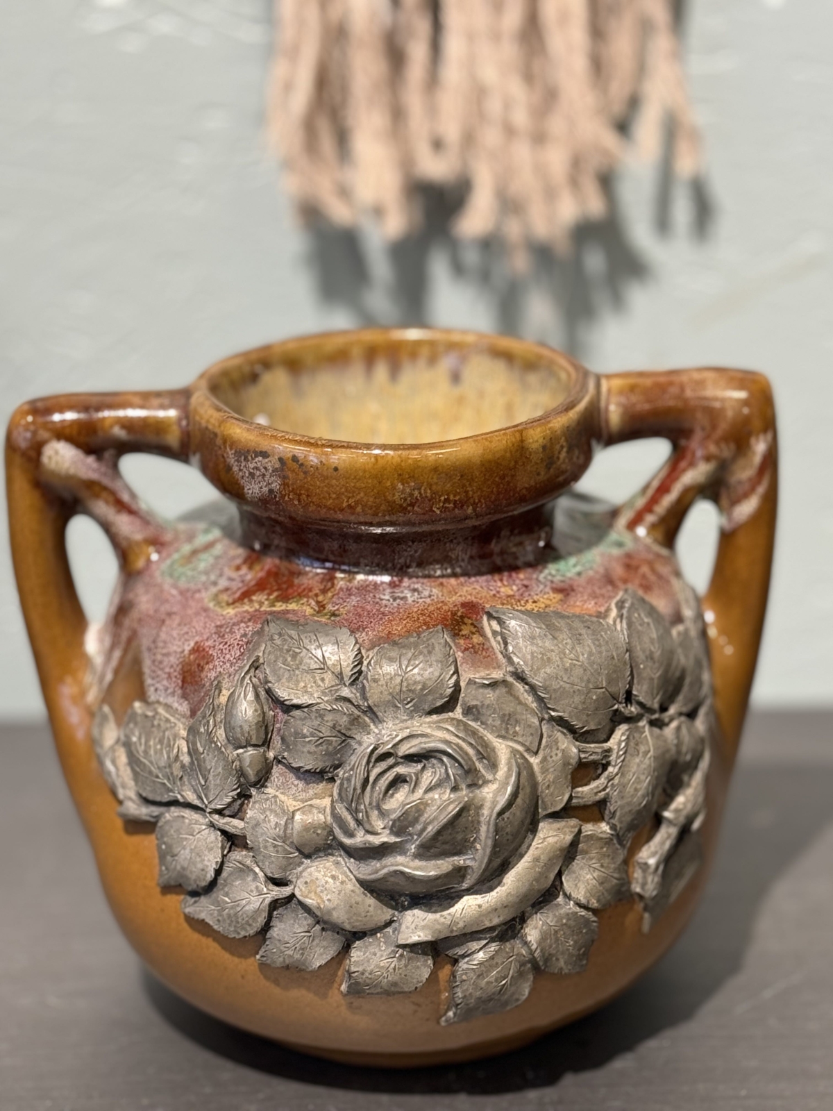 Antik fransk keramik vase med detaljeret rosedekor og smuk patina.
