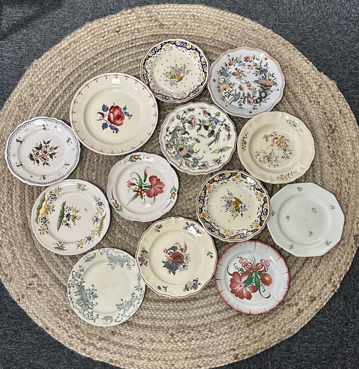 Franske vintage tallerkner – Mix af håndmalede tallerkner i klassisk fransk keramik, hos A la Rose i Faaborg.